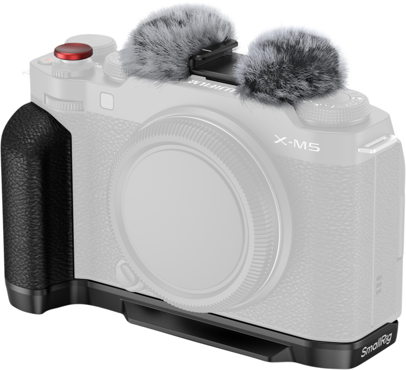 Hopeinen Fujifilm X-M5 -kamera, jossa on musta SmallRig 4875 L-muotoinen kiinnityslevy silikonikahvalla ja kaksi harmaata karvaista tuulilasia, jotka peittävät sen sisäänrakennetut mikrofonit.