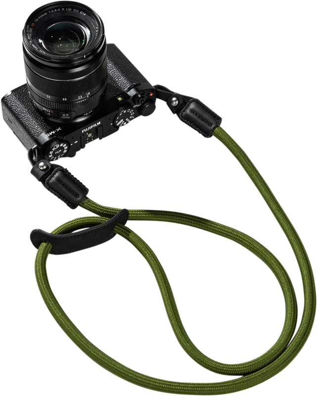 Musta digitaalikamera, jossa on objektiivi, on kiinnitetty vihreään SmallRig 5056 Universal Braided Shoulder Strap -kamerahihnaan valkoista taustaa vasten.