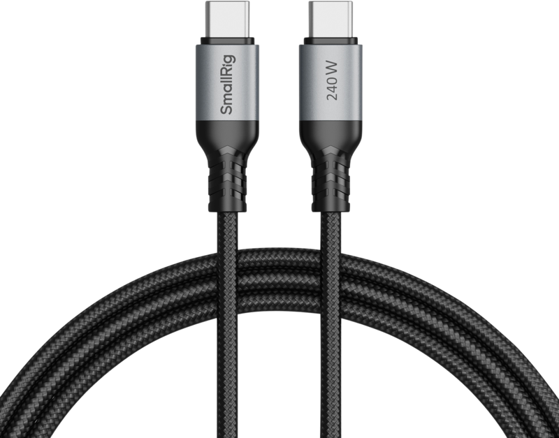 SmallRig 4908 240W USB-C-virtakaapeli on punottu musta kaapeli, jossa on metalliset liittimet ja jossa on merkintä "SmallRig" toisessa päässä ja "240W" toisessa päässä, siististi kelattuna vaaleaa taustaa vasten.