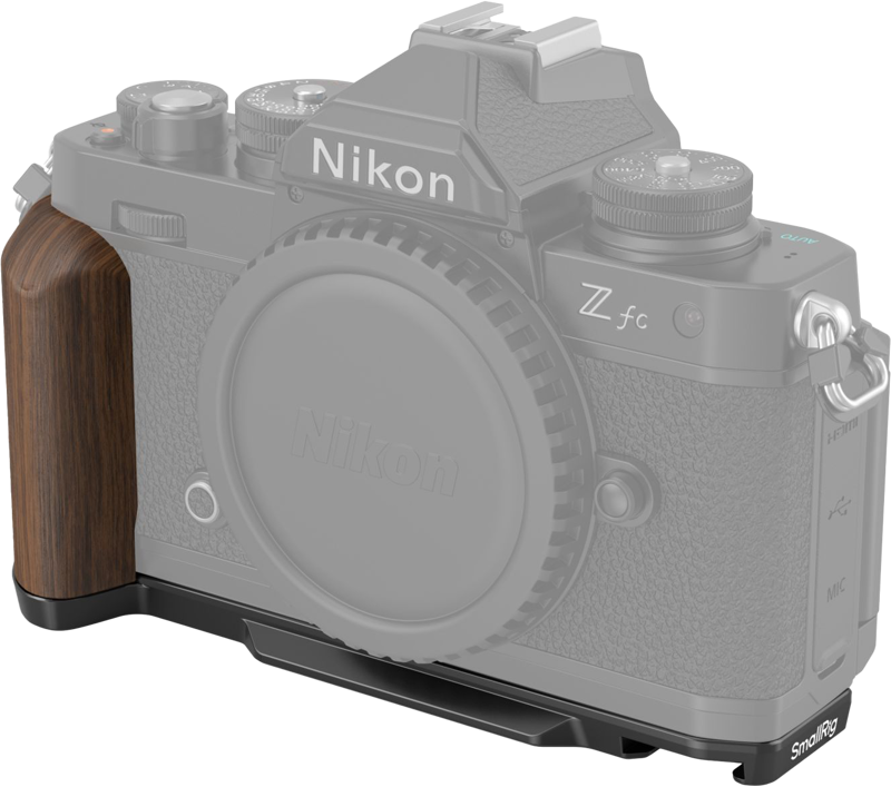 Kuvassa Nikon Z fc -kamera ilman objektiivia, jossa on SmallRig 4802 Wooden L-Shape Grip mustana, joka parantaa kameran ergonomiaa ja vakautta.