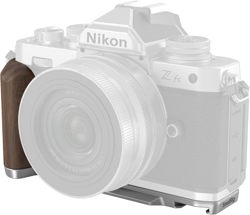 Valkoinen Nikon Z fc -kamera, johon on kiinnitetty SmallRig 4803 Wooden L-Shape Grip for Nikon Z fc Silver ja SmallRig-kiinnike pohjassa, hieman oikealle päin.