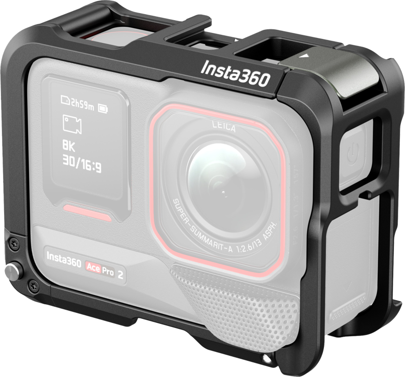 SmallRig 5000 Multifunctional Action Camera Cage on kuvassa asennettu Insta360 Ace Pro 2 -kameran ympärille, ja kameran objektiivi, näyttö ja ohjauspainikkeet näkyvät häkin tarkkojen aukkojen läpi.