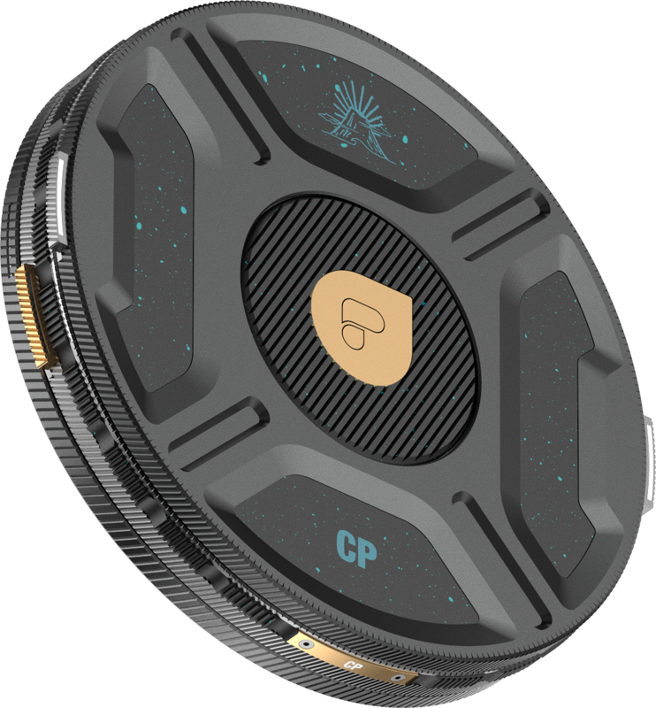 Lähikuva PolarPro Helix CP -suodattimesta, pyöreästä metallisesta lisävarusteesta, jossa on mustia ja harmaita paneeleita, sinisiä pilkkuja, kultainen PolarPro-logo keskellä, CP- ja salamakaiverrukset sekä kuvioidut metalliset harjanteet reunoilla.
