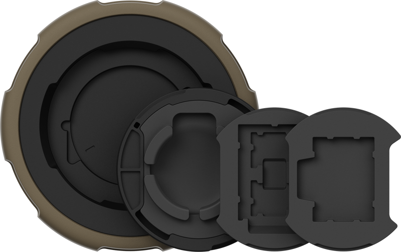 PolarPro Defender Pro Lens Cap Large (81-90mm) - Black on esitetty neljän adapterin tai pidikkeen sarjana, sekä pyöreitä että suorakulmaisia, jotka on sijoitettu koon mukaan valkoisella pohjalla. Suurimmassa on erottuva pronssinen ulkokehä.