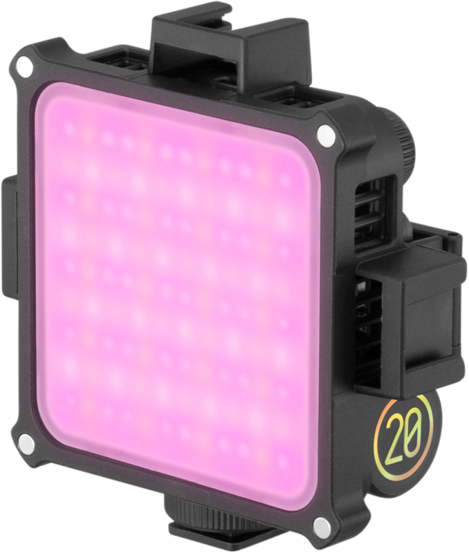 Zhiyun Led Fiveray M20C (RGB) Pocket Light on kompakti, neliönmuotoinen LED-paneeli, jossa on violetti hehku, musta kotelo, säätöpyörät, kiinnityskannatin ja "20"-merkintä sivulla.