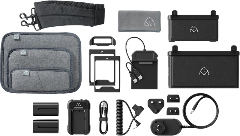 ATOMOS Universal Accessory Kit sisältää pehmustetut pussit, akkulaturit, akut, USB-kaapelit, adapteripistokkeet, kiinnityskehykset, autosovittimen ja puhdistusliinan, joka on ihanteellinen videotuotantolaitteille.