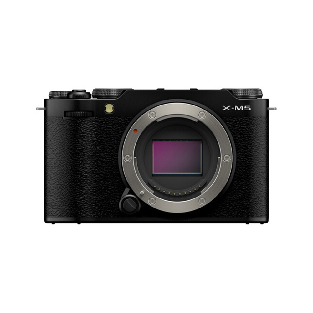 Fujifilm X-M5 -järjestelmäkamera, musta, näkyy edestä mustana peilittömänä kamerarunkona ilman objektiivia, paljastaen sen kennon.
