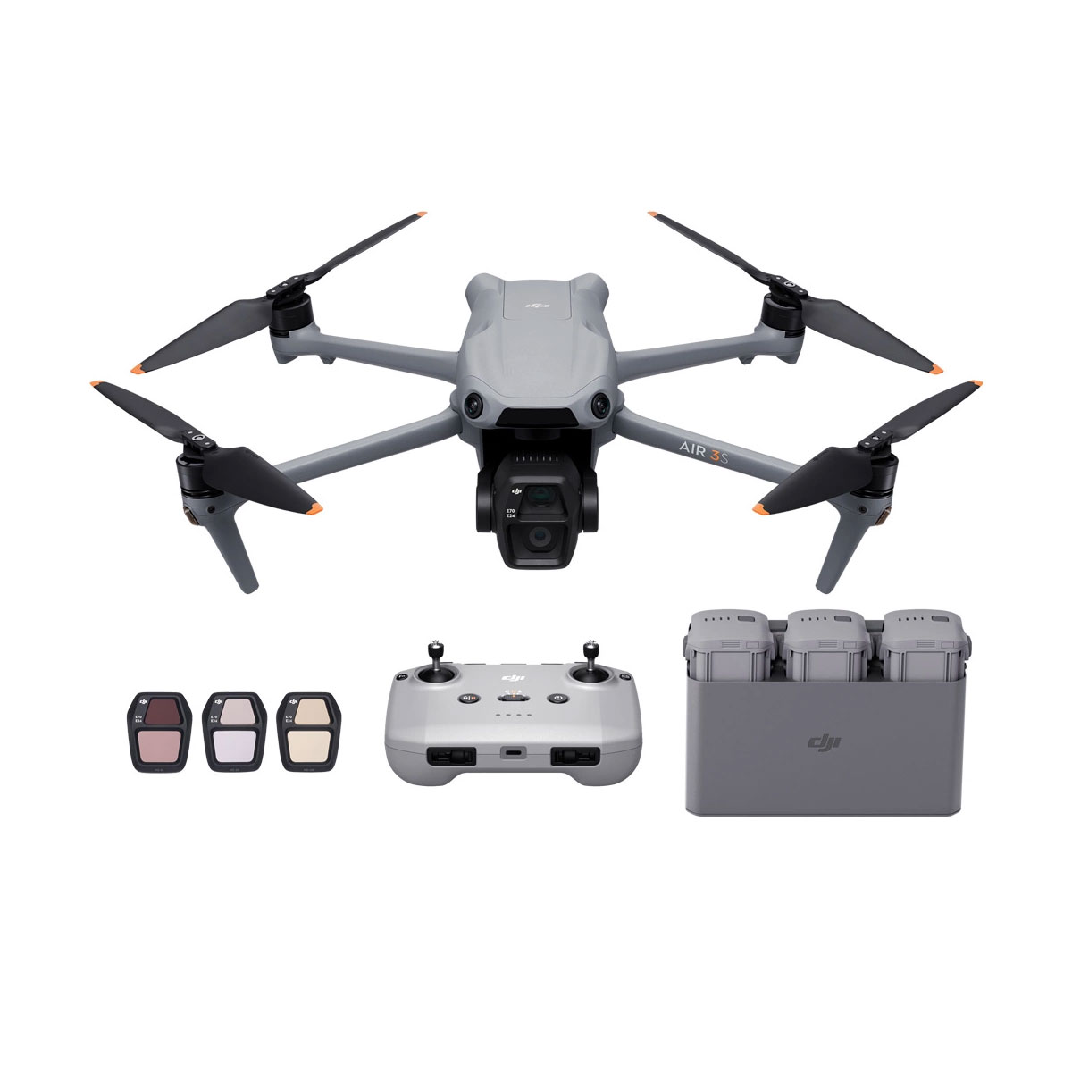 dji_air_3s_rc-n3_flymore_03 DJI Air 3S Drone with RC-N3 Fly More Combo on esitetty harmaana, ja siinä on neljä potkuria, kauko-ohjain, kolme akkua lataustelakassa ja kolme kameran linssisuodatinta valkoisella pohjalla.