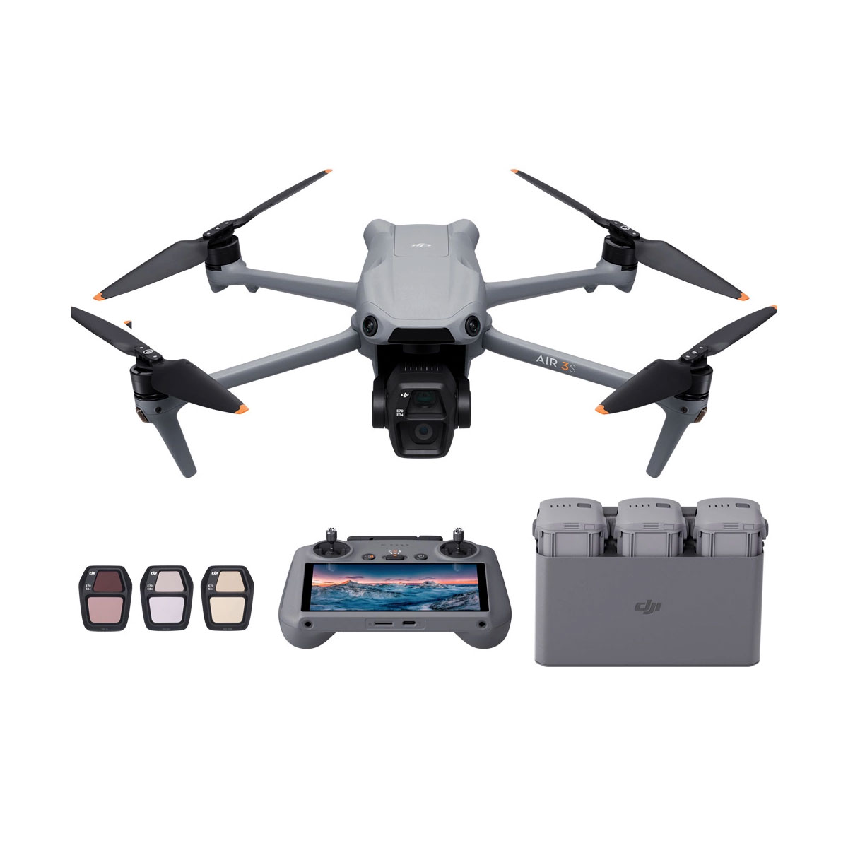 dji_air_3s_rc2_flymore_03 DJI Air 3S Drone with RC2 Fly More Combo on harmaa, ja siinä on neljä potkuria, näytöllä varustettu ohjain, kolme kameran linssisuodatinta ja latauskeskus, jossa on kolme akkua.