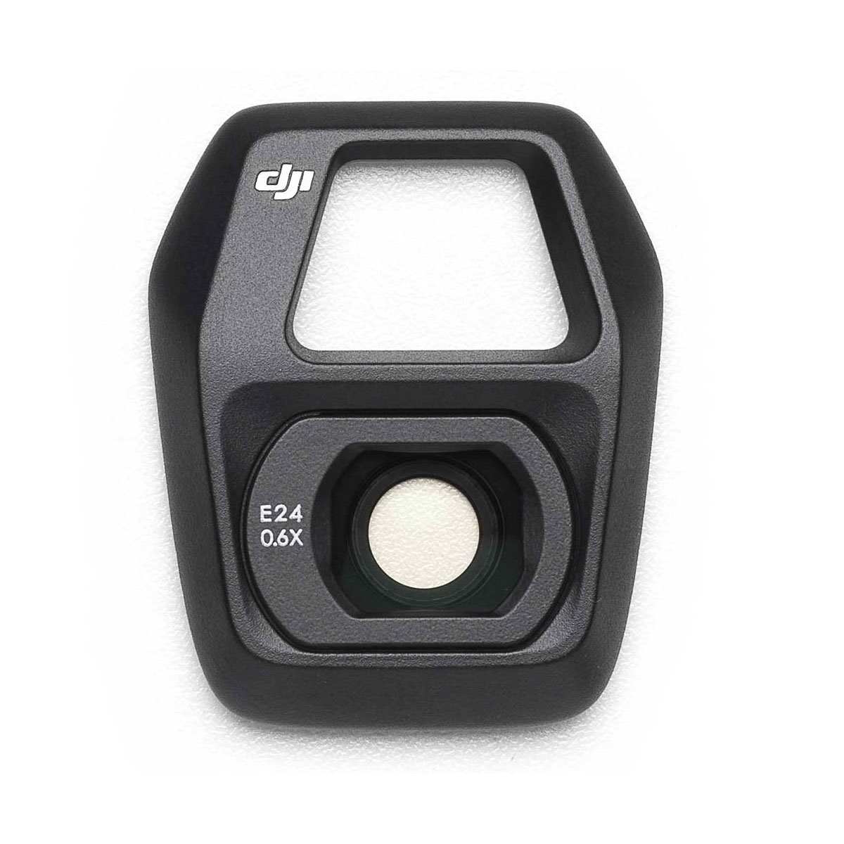 Musta DJI Air 3S Wide-Angle Lens -laajakulmalinssi -suojus, jossa on "E24 0.6X" -merkintä ja jossa on neliönmuotoinen aukko ylhäällä ja pyöreä leikkaus alhaalla, valkoisella pohjalla.
