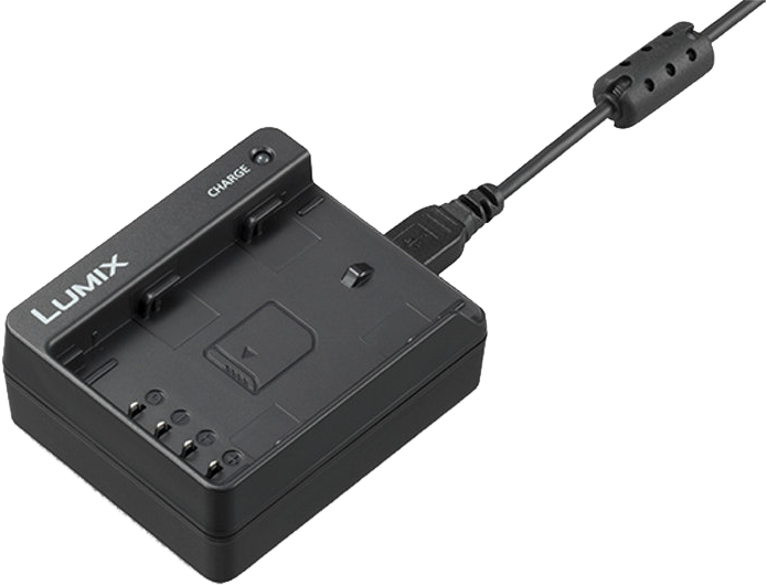 Panasonicin akkulaturi DMW-BTC13E, musta, jossa on virtajohto, merkkivalot ja liitäntäpaikat, näkyy vaalealla pohjalla.