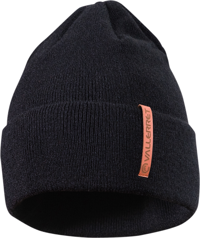 Vallerret Beanie Stash - Black on musta neulottu pipo, jossa on taitettu mansetti ja oranssi suorakaiteen muotoinen Vallerret-logomerkki, joka on ommeltu etupuolelle.