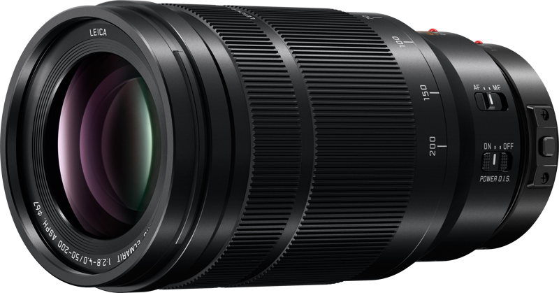 Mustassa Panasonic Leica DG Vario-Elmarit 50-200mm f/2.8-4 ASPH Power O.I.S -objektiivissa on kuvioitu kahva, tarkennus- ja zoomausrenkaat, merkityt automaattitarkennuksen/manuaalitarkennuksen ja Power O.I.S. -kytkimet sekä hienovaraisesti heijastava etulinssi.