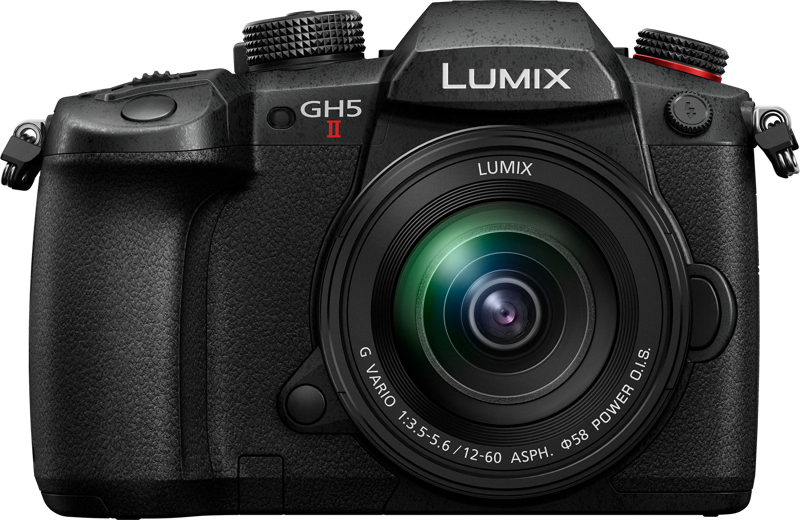 Etukuva Panasonic Lumix GH5 II -digitaalikamerasta, johon on kiinnitetty 12-60mm f/3.5-5.6 -objektiivi, jossa näkyy musta runko ja näkyvät painikkeet ja säätimet.