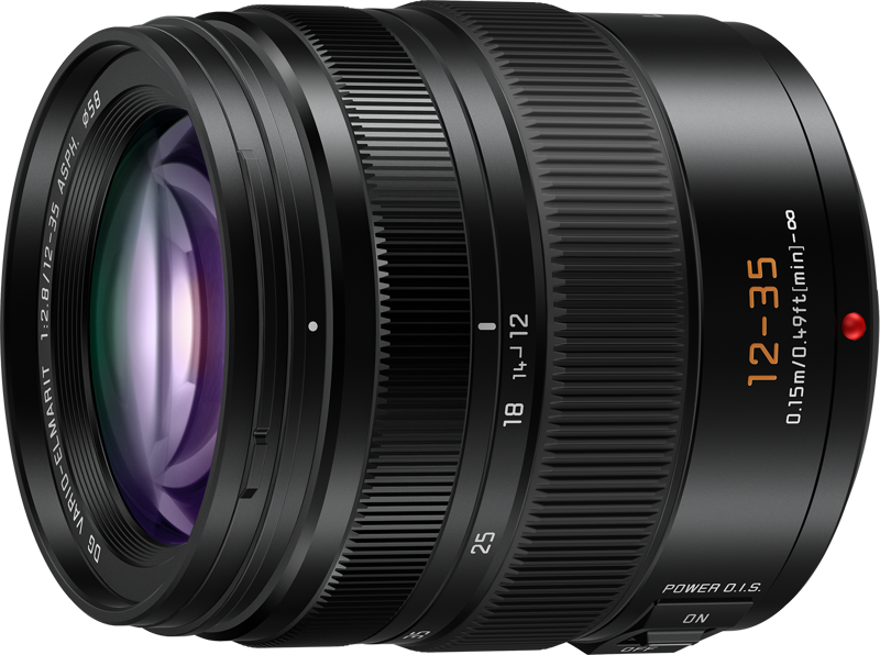 Panasonic Leica DG Vario Elmarit 12-35mm f/2.8 ASPH Power O.I.S. -objektiivin lähikuvassa näkyy mustat kuvioidut säätörenkaat, joissa on valaistut oranssit ja valkoiset zoomaus- ja tarkennusmerkinnät, jotka osoittavat polttovälit ja tekniset tiedot.