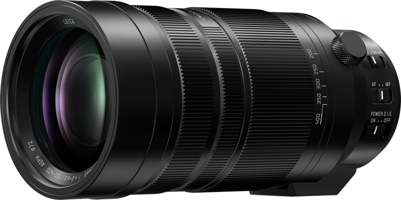 Panasonic Leica DG Vario Elmarit 100-400mm f/4.0-6.3 II ASPH Power O.I.S -objektiivi on musta teleobjektiivi, jossa on zoomaus-/tarkennusrenkaat, linssin merkinnät ja kytkimet automaattitarkennukselle/manuaalitarkennukselle ja optiselle kuvanvakaimelle vaalealla pohjalla.