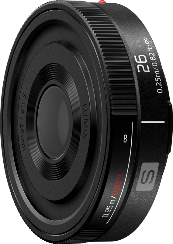 Panasonic Lumix S 26mm f/8 -objektiivin lähikuvassa näkyy tarkat merkinnät polttoväliä, aukkoa ja vähimmäistarkennusetäisyyttä varten sekä kuvioidut tarkennus- ja aukkorenkaat.