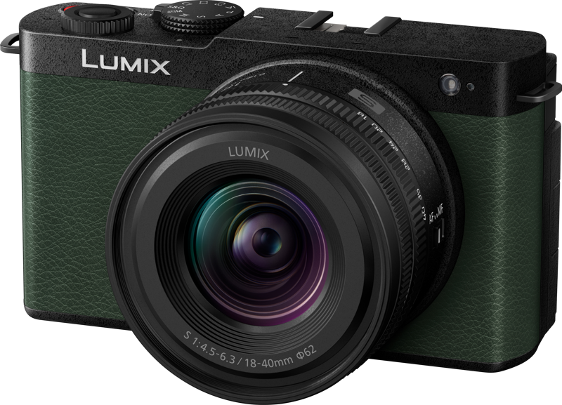 Panasonic Lumix S9 Dark Olive 18-40mm f/4.5-6.3 -objektiivilla, jossa on kuvioitu kahva ja säätöpyörät, näkyy edestä vaalealla taustalla.