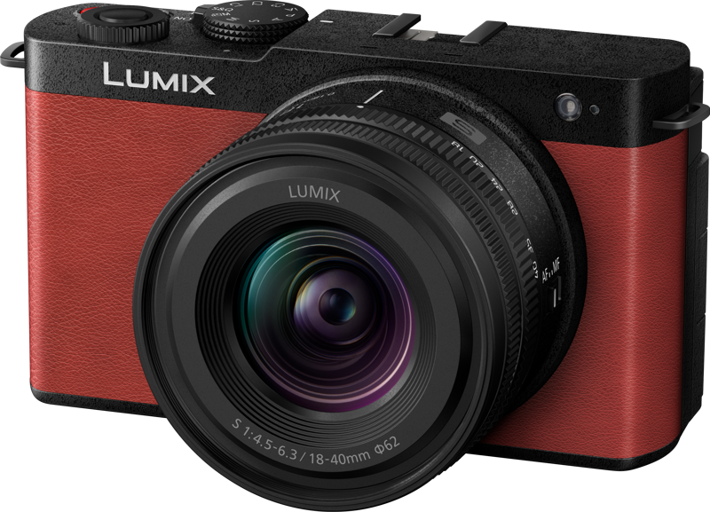 Panasonic Lumix S9 Crimson Red, jossa on 18-40mm f/4.5-6.3 -objektiivi, on kuvattu eteenpäin valkoisella taustalla; punamustassa kamerassa on polttovälin ja aukon merkinnät.