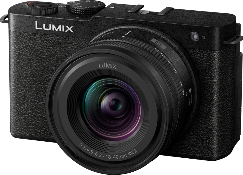 Panasonic Lumix S9 Jet Black -digitaalikamera, jossa on 18-40mm f/4.5-6.3 -objektiivi ja jossa on kuvioitu runko, yläpuolella olevat säätöpyörät ja -painikkeet sekä LUMIX-brändi, on kuvattu edestä vasemmalta.