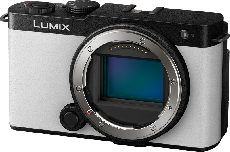 Panasonic Lumix S9 -järjestelmäkamera Smokey White ja musta, pelkkä runko ilman objektiivia, jossa näkyy kameran kenno ja etusäätimet.
