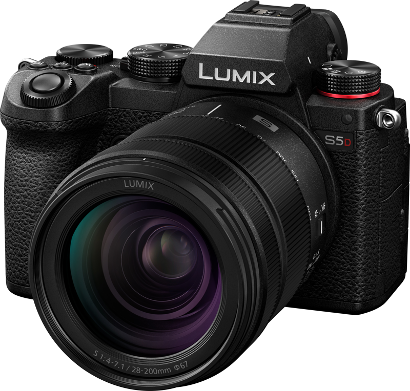 Panasonic Lumix S5D + 28-200mm f/4-7.1 Macro mustana, jossa on suuri irrotettava zoom-objektiivi, useita säätöpyörästöjä ja kuvioitu kahva, joka on hieman vasemmalta edestä kulmassa.