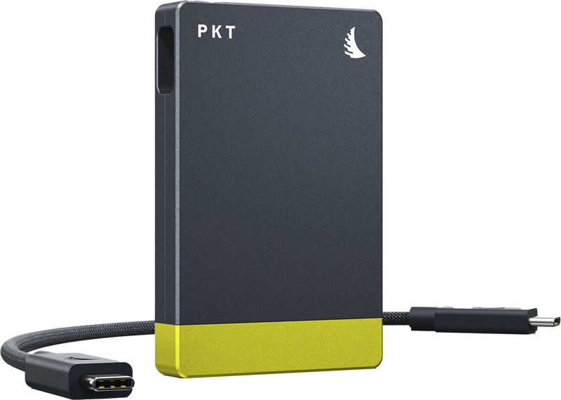 Angelbird Cardreader PKT - CFexpress 2.0 Type B on kompakti, suorakulmainen kortinlukija, jossa on harmaa ja keltainen muotoilu, pieni lintulogo ja kiinnitetty punottu USB-C-kaapeli.