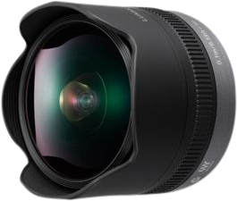 Lähikuva Panasonic Lumix G Fisheye 8mm f/3.5 ASPH -objektiivista, jossa on suuri kaareva lasielementti ja harjattu tarkennusrengas, valkoista taustaa vasten.
