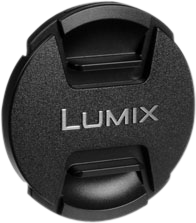 Panasonic Lumix -objektiivin 46 mm:n suojus on musta, jossa on hopeiset kirjaimet, ja siinä on kaksi pitokielekettä helppoa kiinnittämistä ja irrottamista varten.