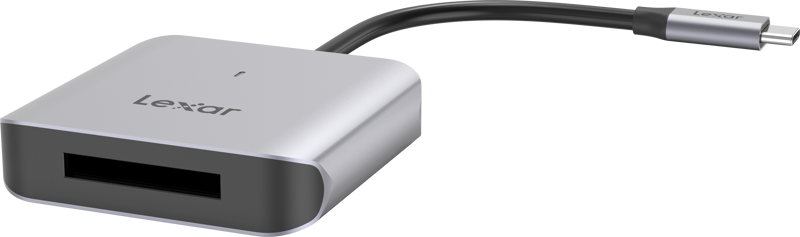 Hopeinen Lexar Cardreader CFexpress Type B (LRW510U) USB-C -muistikortinlukija näkyy kulmassa, jossa on näkyvä Lexar-logo ja muistikorttipaikka.