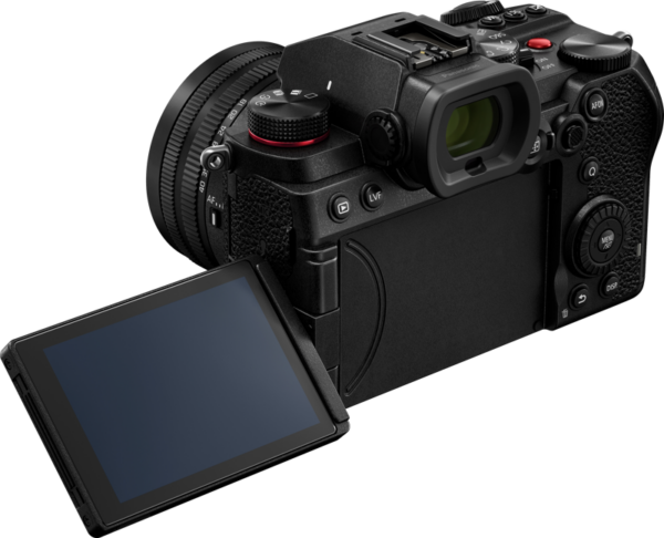 Panasonic Lumix S5D + 18-40mm f/4.5-6.3