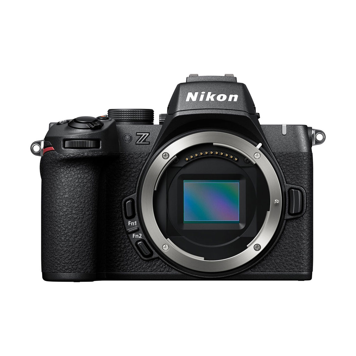 Nikon Z50 II -järjestelmäkameran rungon etukuva ilman objektiivia, jossa näkyy kenno ja säätimet valkoista taustaa vasten.