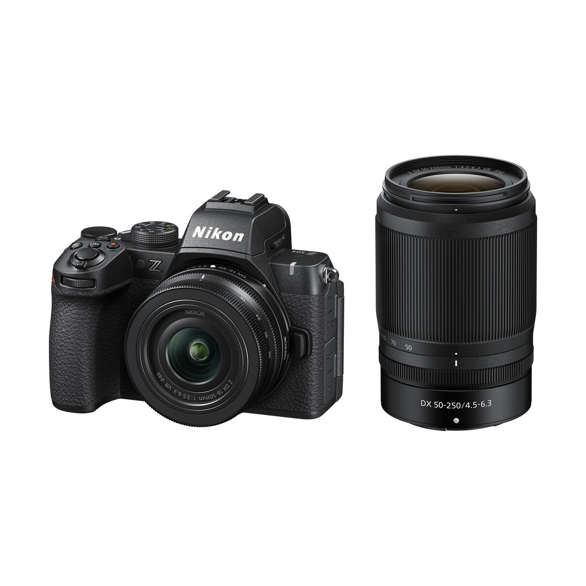 nikon_z50_ii_16-50mm_50-250mm_01 Nikon Z50 II, johon on kiinnitetty Nikkor Z 16-50mm -objektiivi, on esillä erillisen Nikkor Z 50-250mm -objektiivin vieressä, molemmat valkoista taustaa vasten.