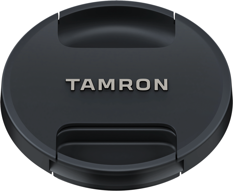 Tamron-objektiivin 82 mm:n suojus on musta, ja siinä on hopeinen TAMRON-logo keskellä, ja siinä on pitoalueet ylä- ja alapuolella helppoa kiinnittämistä ja irrottamista varten.