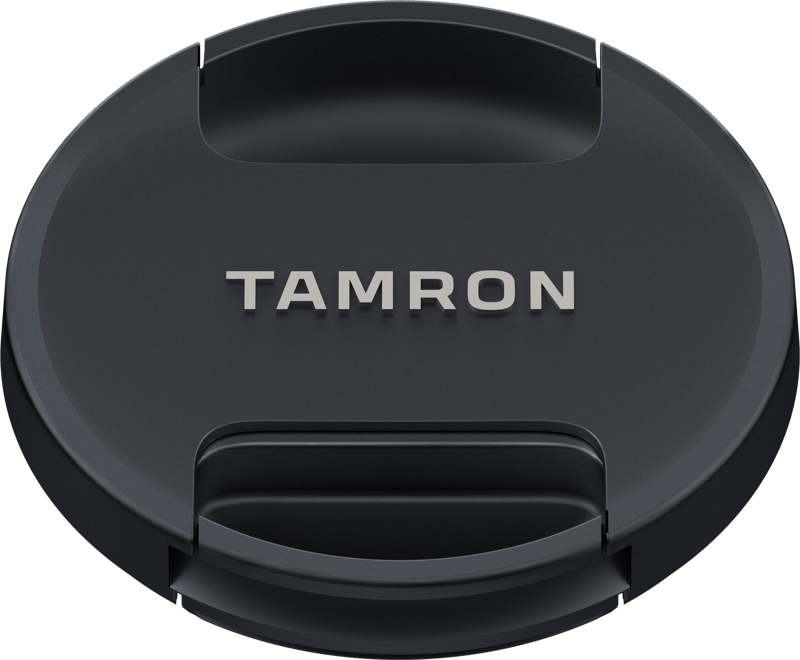 Lähikuva Tamronin mustasta 72 mm:n objektiivinsuojuksesta, jonka keskellä on hopeinen TAMRON-logo ja kaksi kahvaosaa, joiden avulla objektiivi on helppo kiinnittää ja irrottaa.
