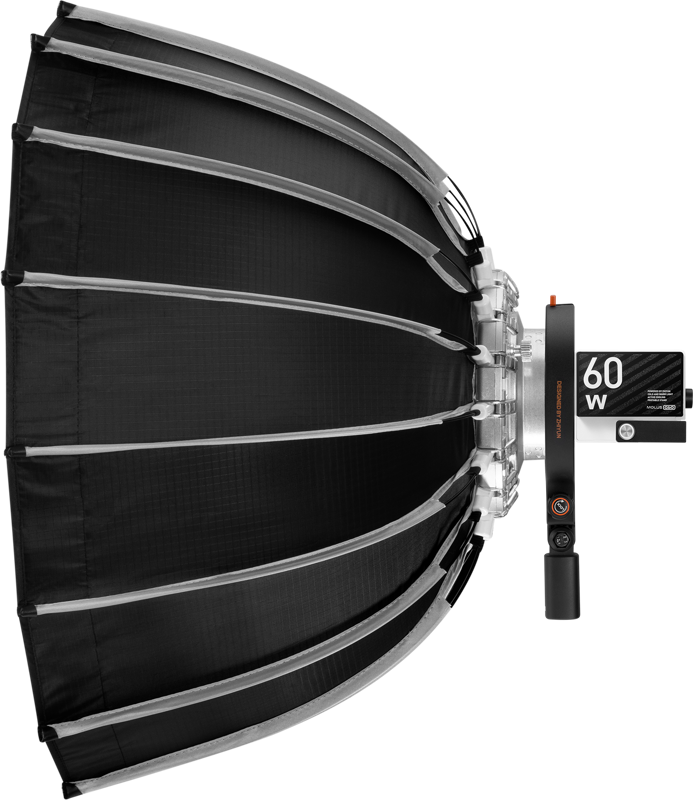 Zhiyun Softbox Parabolic 90cm (Bowens Mount), jossa on metalliset kylkiluut, on kiinnitetty 60W LED-studiovaloon, ja sen ohjauspaneeli ja virtakytkin näkyvät kuvan oikealla puolella.