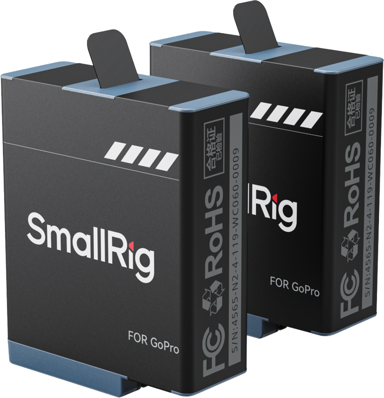 Kaksi SmallRig 4960 GoPro Camera Battery Kit (2kpl) -akkupakettia, mustat, vetokielekkeillä ja sertifiointimerkinnöillä varustetut, näkyvät vierekkäin valkoisella pohjalla.