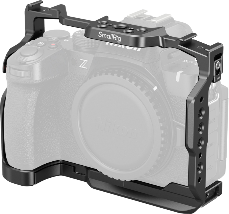 SmallRig 4980 Cage for Nikon Z50 II, musta metallinen kamerahäkki, on kuvassa asennettuna Nikon Z-sarjan peilittömään kameraan, joka tarjoaa suojaavan kehyksen ja useita kiinnityspisteitä lisävarusteille.
