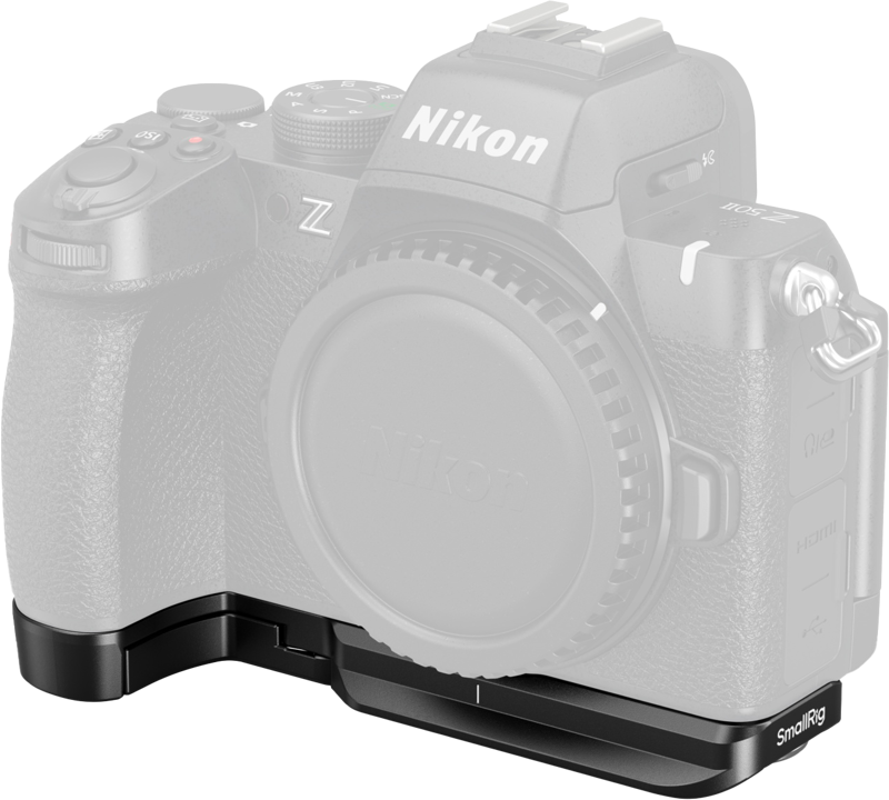 SmallRig 4981 Bottom Mount Plate for Nikon Z50 II on kiinnitetty Nikon Z-sarjan kameran jalustaan, joka näkyy läpinäkyvässä päällekkäisessä kuvassa.