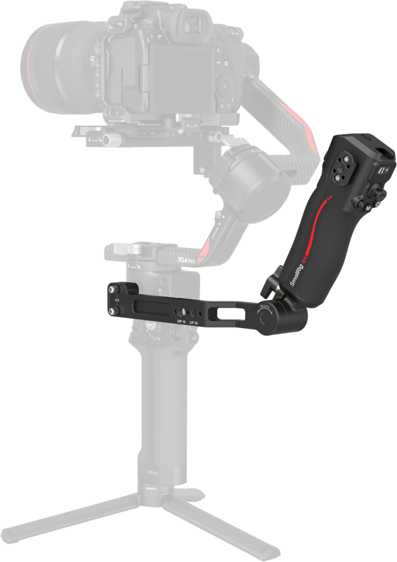 Kuvassa on SmallRig 4326 Focus Control Handle for DJI RS Series, irrotettava musta kahva ohjauspainikkeilla ja punaisella korostuksella, joka on asennettu gimbal-stabilisaattoriin, jossa on kamera, eristettynä muista laitteista.