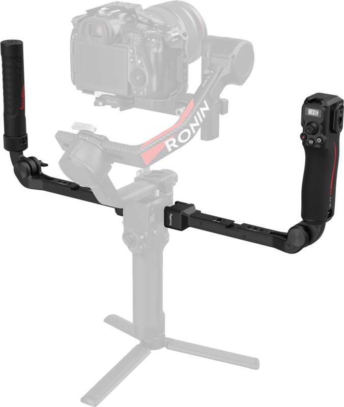 SmallRig 4327 Focus Control Dual Handle for DJI RS Series on kameran gimbal-stabilisaattori, jossa on kaksi kahvaa ja päälle asennettu kamera, joka on suunniteltu vakaaseen käsivaralta tapahtuvaan videokuvaukseen, ja jonka alaosassa on näkyvissä jalustan jalusta.
