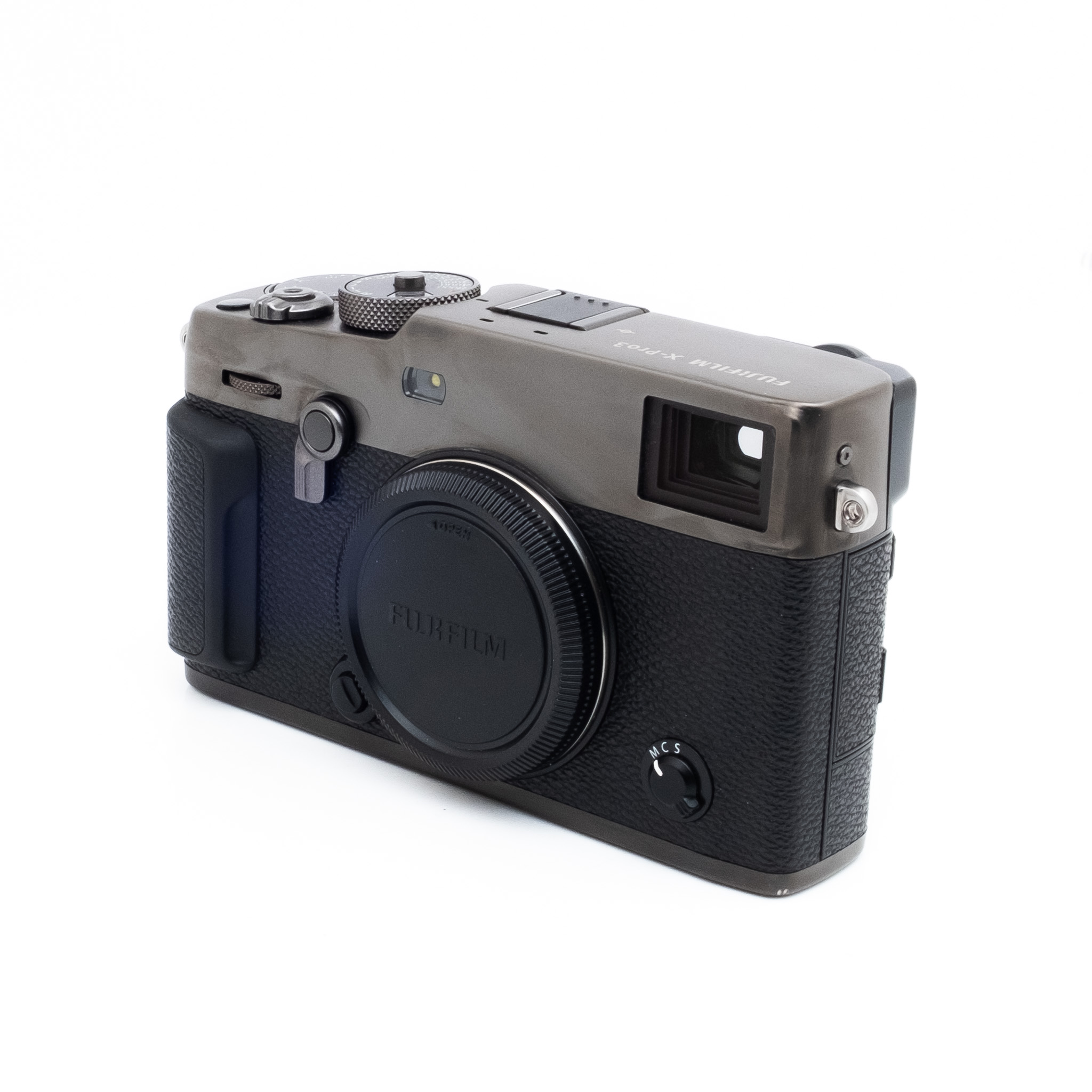Fujifilm X-Pro3 (SC 7500) - Käytetty digitaalikamera, jossa on musta objektiivin suojus, kuvioitu kahva ja etäisyysmittarin muotoilu, näkyy valkoisella pohjalla.