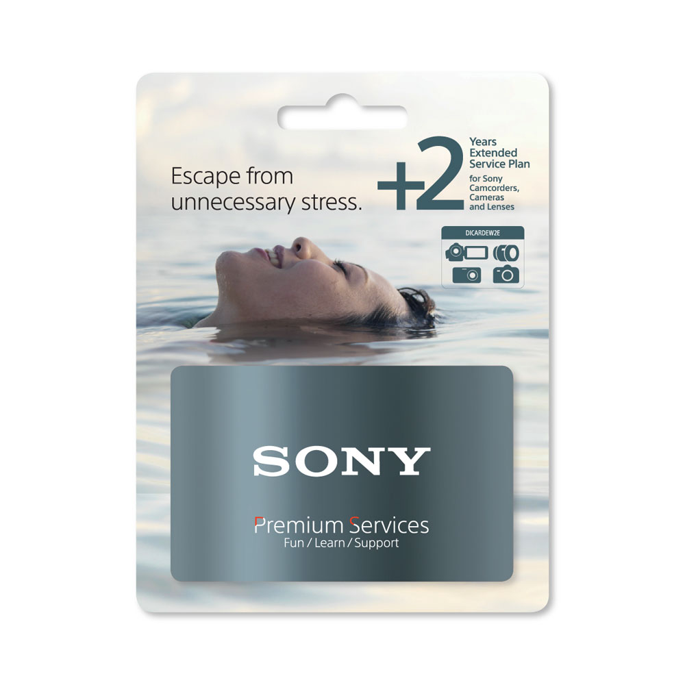 Sony 2v lisätakuu kameroille ja objektiiveille -kortissa henkilö rentoutuu vedessä, ja siinä mainostetaan Sonyn kameroiden ja objektiivien 2-vuotista laajennettua huoltosopimusta sekä korostetaan hauskanpitoa, oppimista ja tukea.
