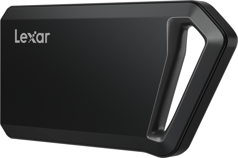 Lexar SSD SL600 (512 Gt) on musta kannettava ulkoinen SSD-levy, jossa on geometrinen, kulmikas muotoilu, sisäänrakennettu oikeanpuoleinen kahva ja valkoinen Lexar-logo vasemmassa yläkulmassa. Se tukee USB3.2 Gen2x2 -liitäntää, jonka luku- ja kirjoitusnopeus on jopa 2000 Mt/s.