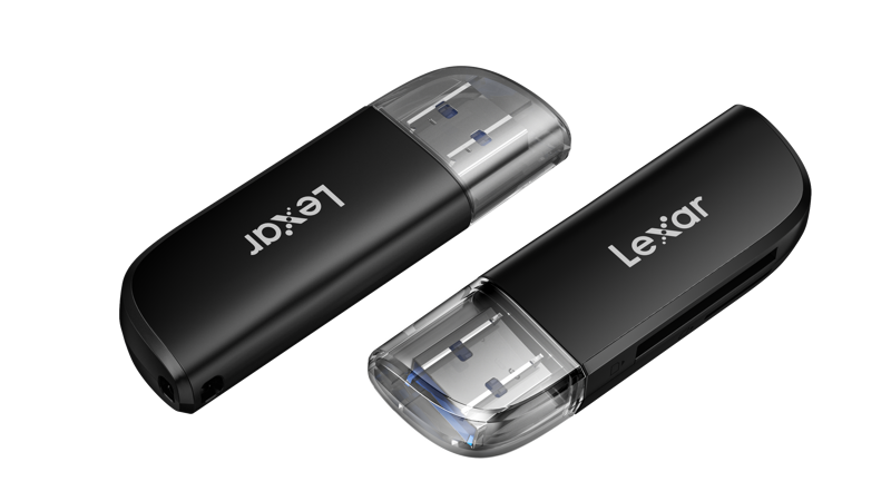 Kaksi mustaa Lexar Cardreader SD/MicroSD/SDHC/SDXC Dual Slot USB-A -laitetta, joissa on läpinäkyvät korkit, on sijoitettu vinosti valkoiselle taustalle, ja Lexar-logo näkyy selvästi molemmissa.