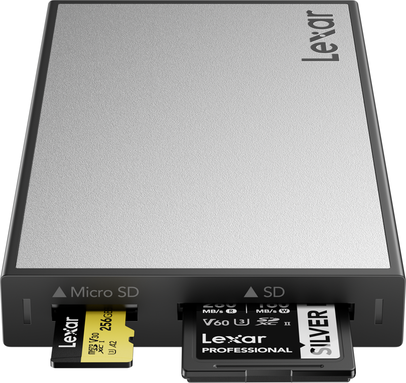 Lähikuva Lexar Professional Workflow USB 3.2 Gen2 Reader - SD/microSD -lukijasta, jossa on keltainen 256 Gt Lexar microSD-kortti ja Lexar Professional SD-kortti asetettu korttipaikkoihinsa.