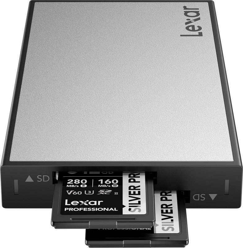Suorakulmainen Lexar Professional Workflow USB 3.2 Gen2 Reader - Dual SD -lukija, jossa on hopeinen yläosa ja mustat sivut, on kuvassa kahden SILVER PRO SD -muistikortin kanssa, jotka on osittain työnnetty sen etupuolen SD-korttipaikkoihin.