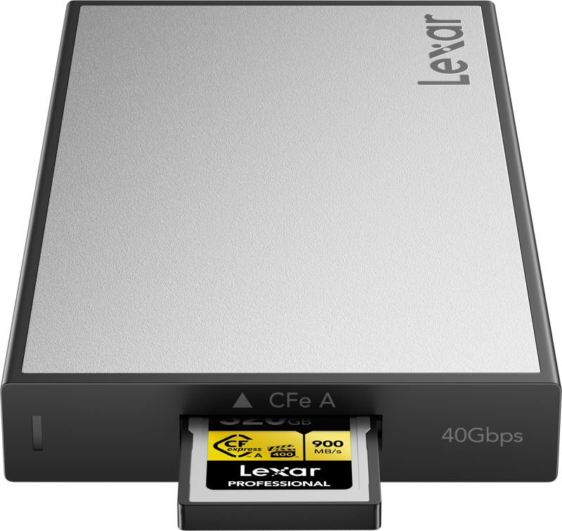 Hopean ja mustan Lexar Professional Workflow USB4 Reader - CFexpress 4.0 Type A -muistikortti on osittain työnnetty etupuolen korttipaikkaan, ja etupaneelissa on merkinnät "40Gbps" ja "CFe A".