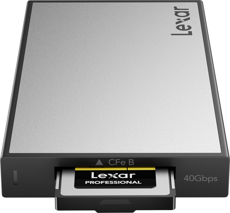 Lexar Professional Workflow USB4 Reader - CFexpress 4.0 Type B, johon on osittain työnnetty Lexar-muistikortti ja jonka etupuolella on merkintä CFe B ja 40 Gbps. Lukijassa on tyylikäs, metallinen hopean ja mustan värinen muotoilu.