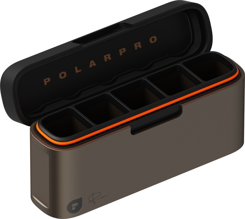 Suorakulmainen, ruskean ja mustan värinen PolarPro Film Case Mckinnon 120 Film Series (5 rullaa) -kovakantinen kotelo, jossa on kuusi lokeroa, avoin kansi, jossa on oranssi POLARPRO-kuvio ja oranssi korostus reunassa.